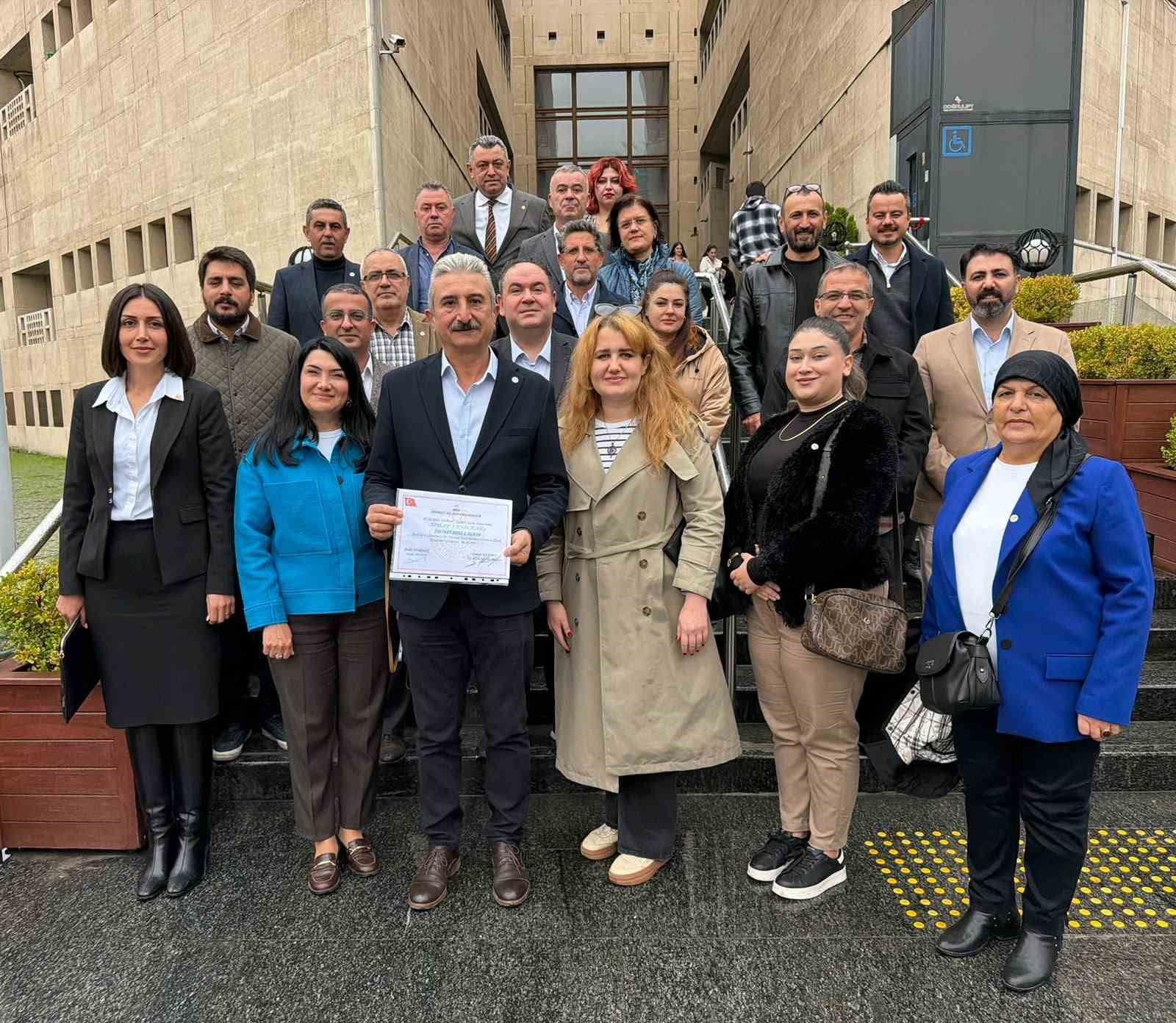 Yeni Parti Bursa İl Başkanı Yeşiltaş mazbatasını aldı