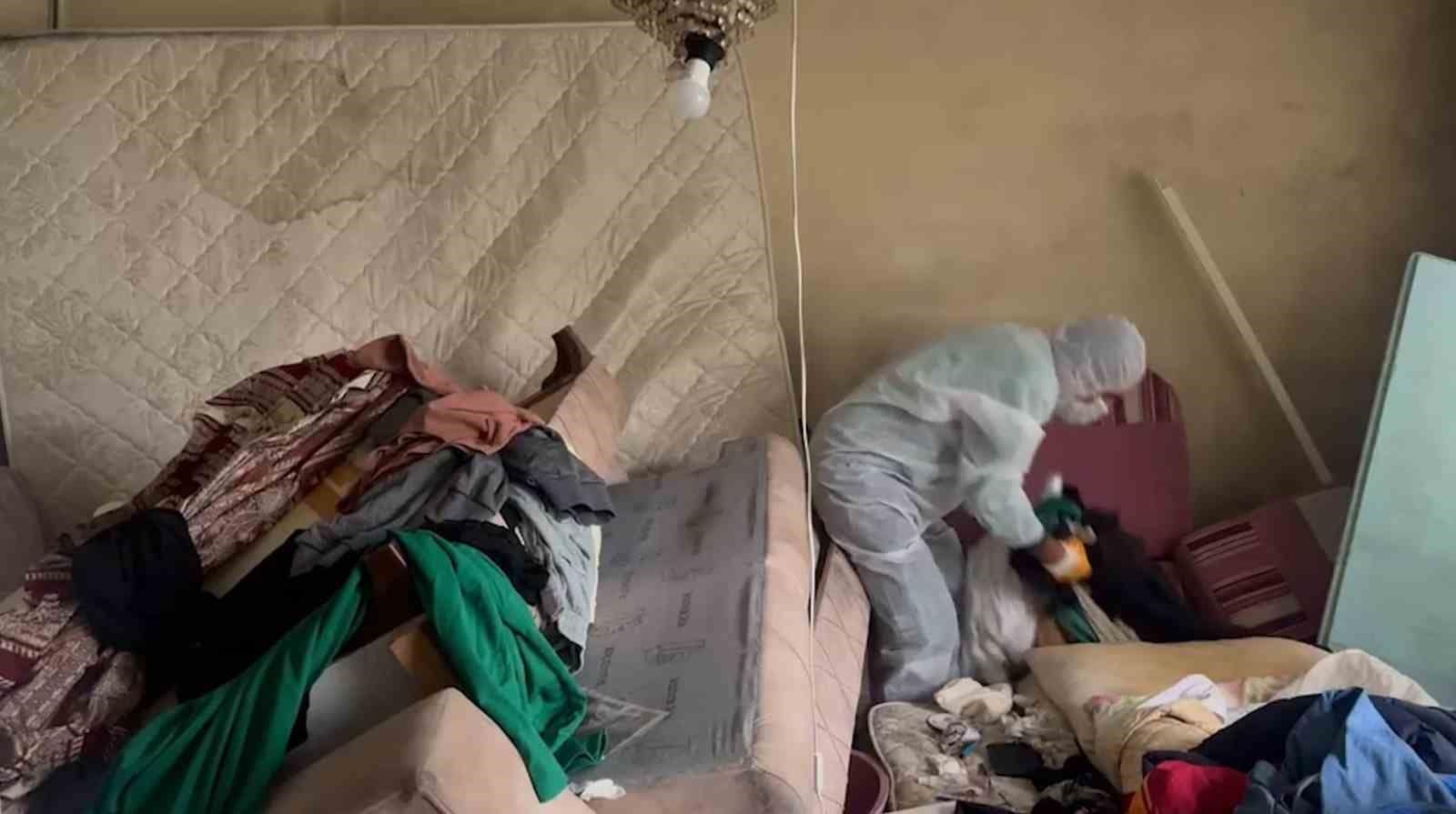 Beyoğlu’nda evden 4 ton çöp çıktı