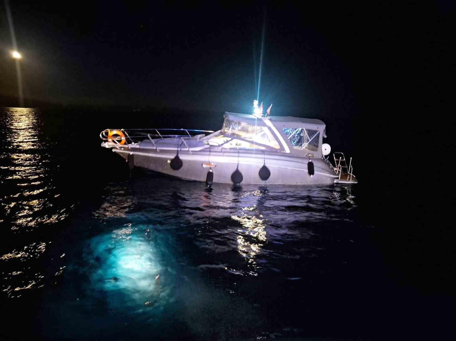 Kayalıklara çarpan teknedeki iki kişiyi Sahil Güvenlik ekipleri kurtardı